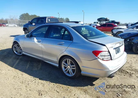 2012 Mercedes-Benz C 250 Sport z USA, uszkodzony, nr VIN WDDGF4HB2CR235046